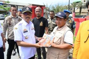 Pj Bupati Kuningan saat memberikan secara simbolis surat tugas kepada petugas parkir.